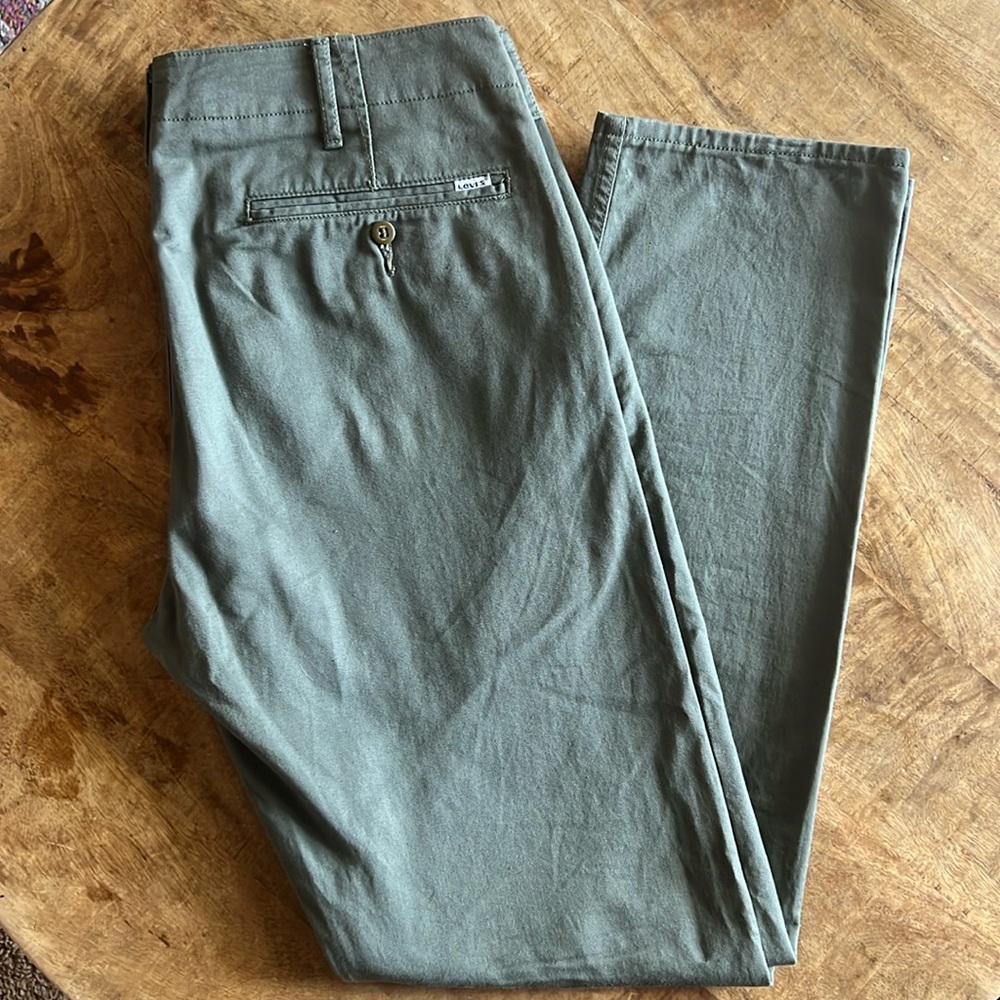 502 Regular Taper Fit Chinos || Levi’s